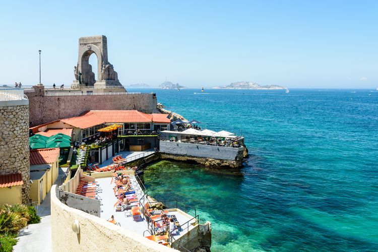 Bars and restaurants in front of the Monument aux morts de l'Armée d'Orient on the Corniche Kennedy.
