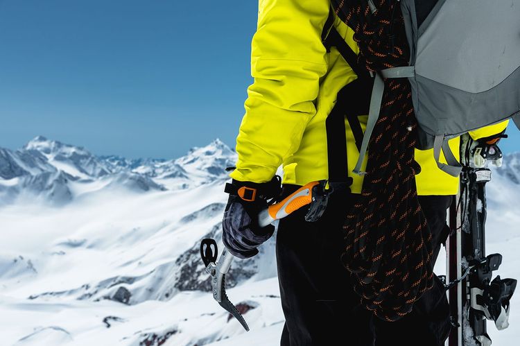 Un alpiniste à la montagne