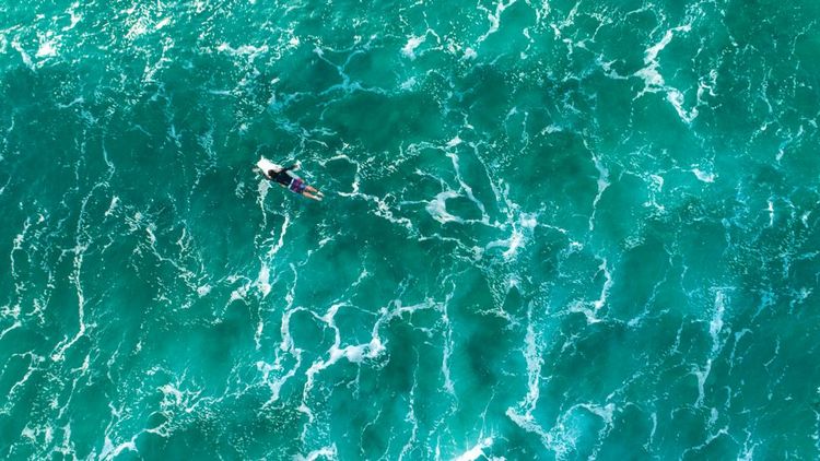 Surfeur sur la mer agitée de Maroubra Beach