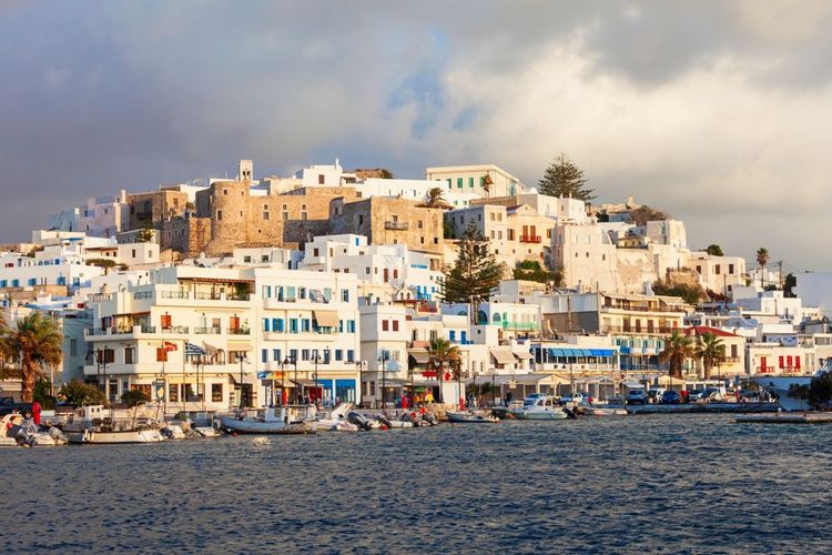 Chora vue de la mer avec son kastro en bonne place