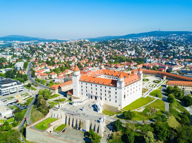Vue aérienne sur le château de Bratislava qui surplombe la colline de la ville