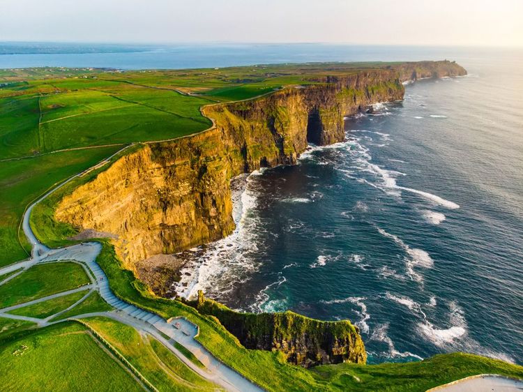 Vue aérienne des falaises de Moher.