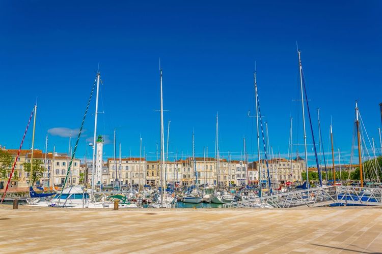 Le Vieux-Port de La Rochelle sous un beau ciel bleu.