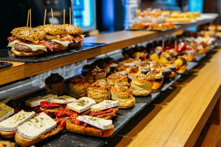 Un bar à pintxos à Saint-Sébastien.