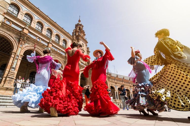 Des Andalouses dansent le flamenco dans les rues de Séville.