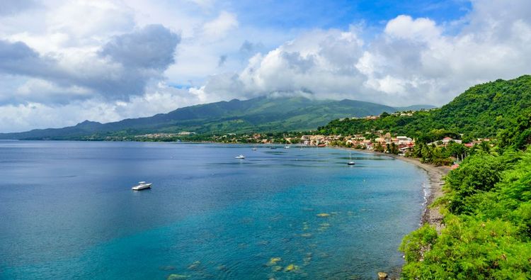 Vue sur la montagne Pelée, le sommet dans les nuages, depuis le littoral de la Martinique.
