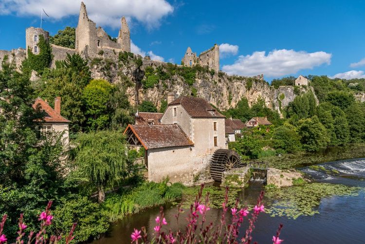 Le château en ruines sur le piton rocheux d'Angles-sur-l'Anglin
