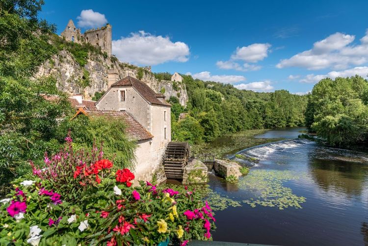 Les bords de l'Anglin aux pieds du château