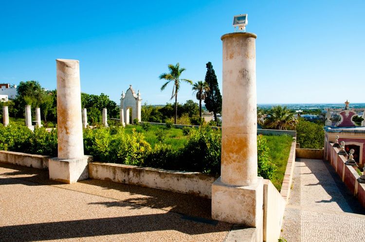 Dans les jardins du Palais d'Estoi, ponctué de ces colonnades