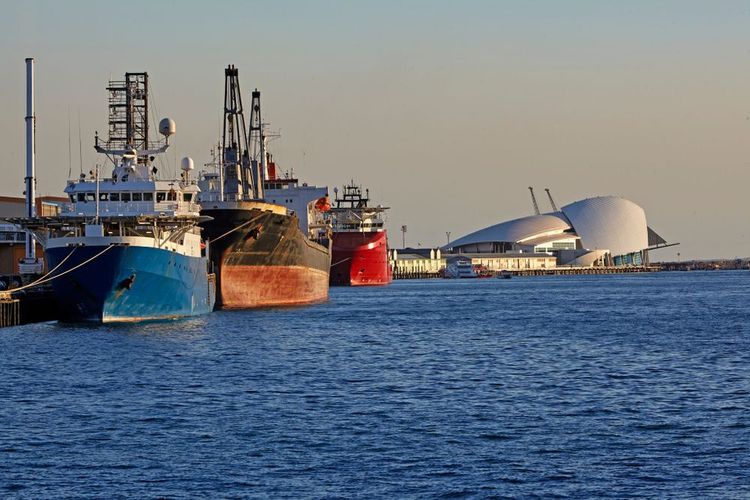 Thoniers et le Western Australian Maritime Museum au fond
