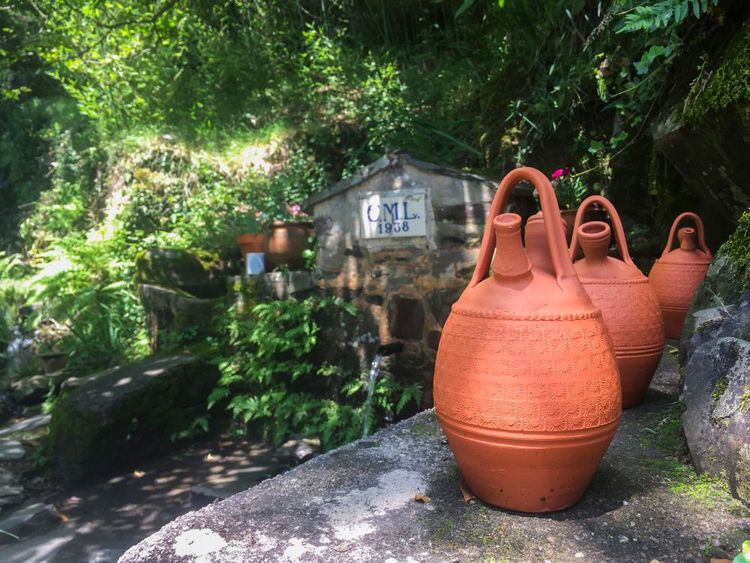 Pichets en argile rouge dans un village de schiste