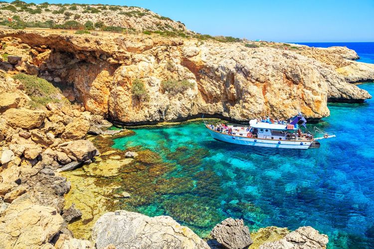 Bateau dans les criques du Cap Greco