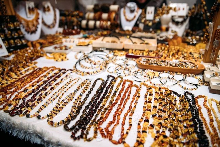 Echoppe d'un artisan bijoutier spécialisé dans les bijoux en ambre