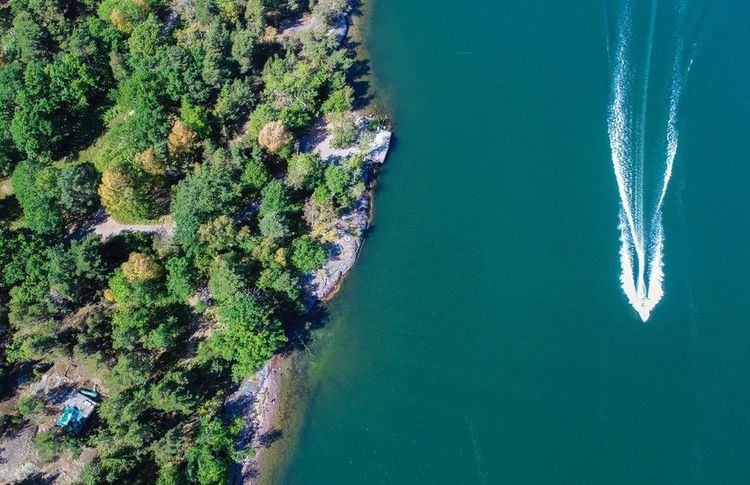 Vedette rapide dans l'archipeol, en marge de l'île de Vaxholm 