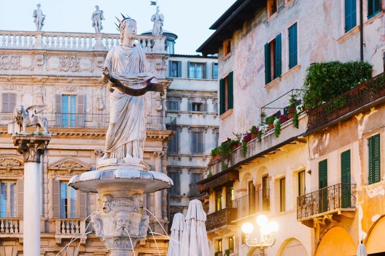 Le palais baroque Maffei sur la Piazza delle Erbe, et la colonne de marbre du Lion de St-Mark, symbole de la Republique de Venice.