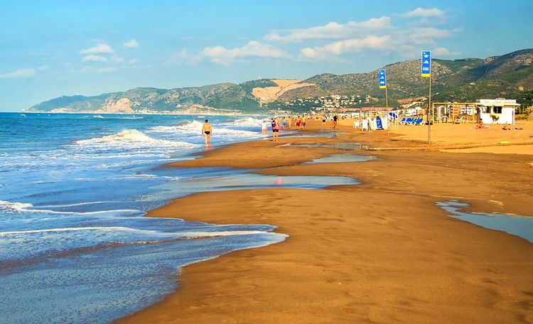 La belle plage de Castelldefels, région de Barcelone.