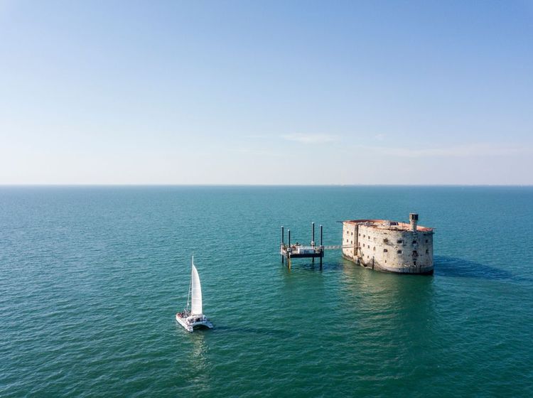 Ein Segelboot nähert sich dem Fort Boyard