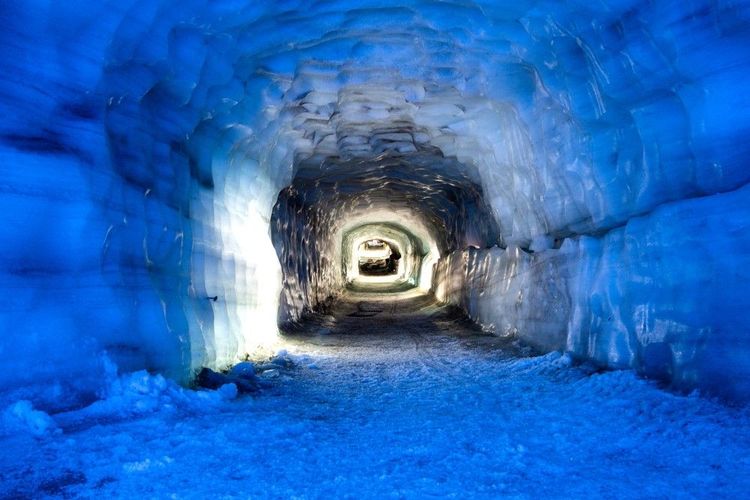 Tunnel de glace creusé dans le glacier Langjökull