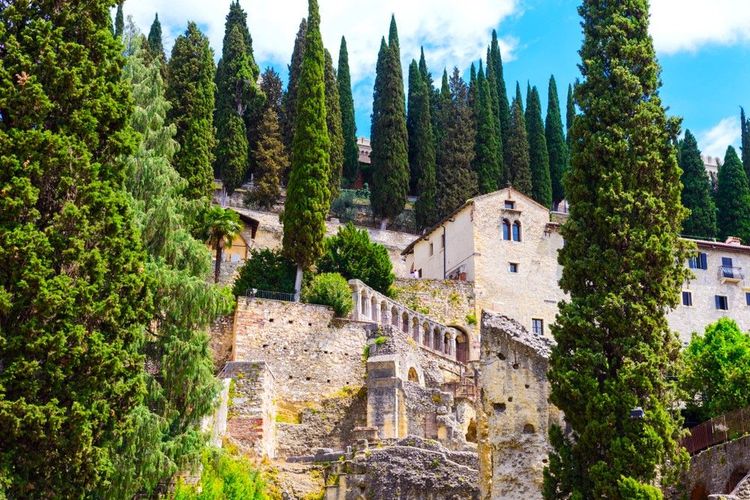 Le château San Pietro grimpe sur la colline