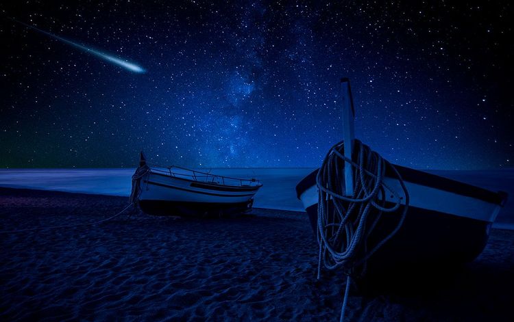 Au-dessus de l'océan, point de vue privilégié pour l'observation des étoiles filantes car souvent dégagé