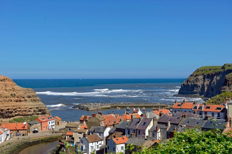 Le village de Staithes qui fait face à la mer.