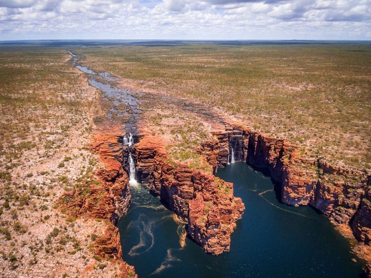 Les cascades jumelles de la rivière King George qui tombent du plateau de Kimberley