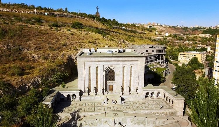 Vue aérienne générale sur l'architecture du Matenadaran