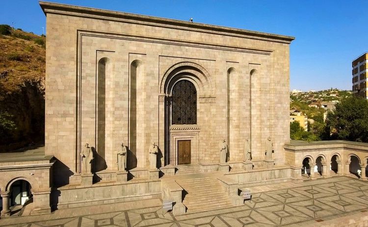 Le beau bâtiment abritant le Matenadaran ou "Institut Mesrop Mashtots des manuscrits anciens"