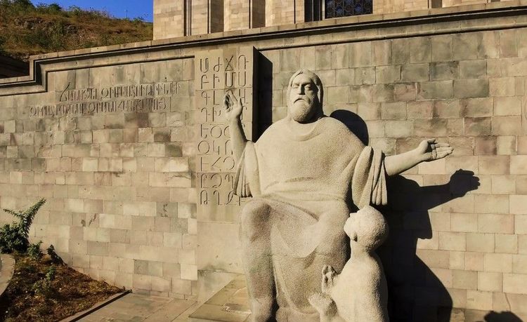 Devant le Matenadaran, Sculpture du linguiste moyenageux arménien Mesrop Mashtots