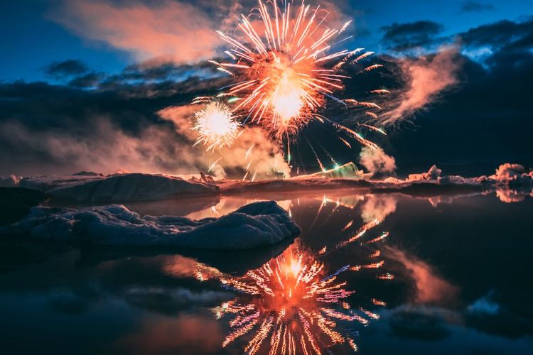 Feu d'artifice se reflétant sur et autour du glacier