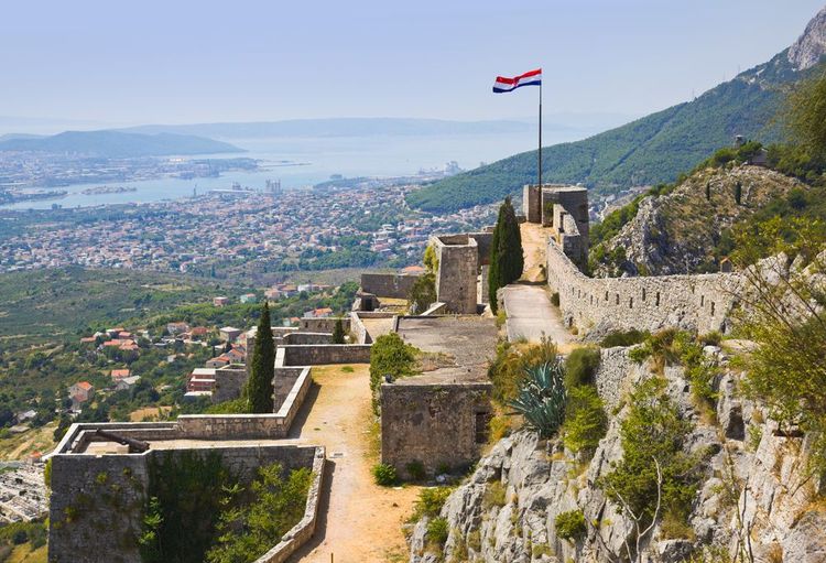 La citadelle surplombe Split et la mer