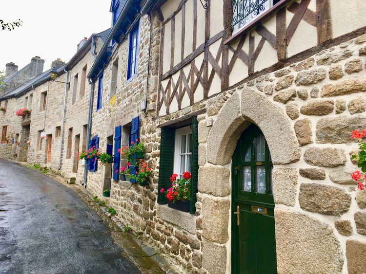 Une charmante ruelle du village de Montcontour.