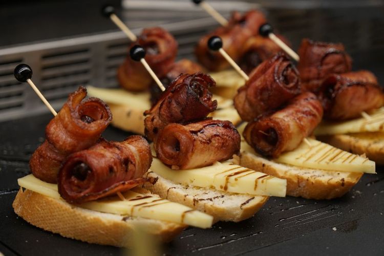 Pintxos au fromage de Majorque, aux dattes et au bacon