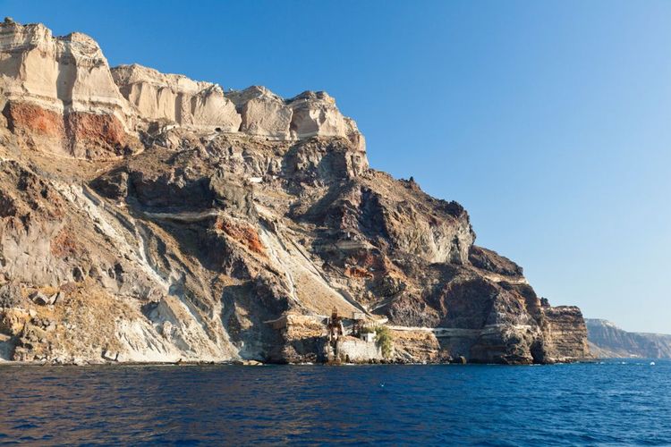 Farbverlauf auf den Klippen von Santorin