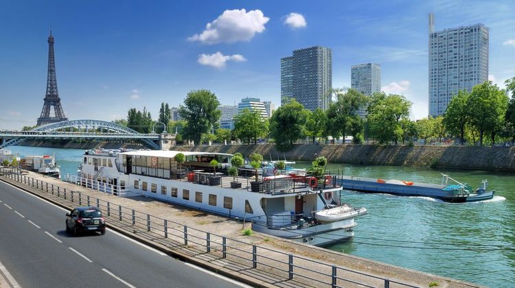 Les quai et le pont-Grenelle dans le 15e arrondissement de Paris