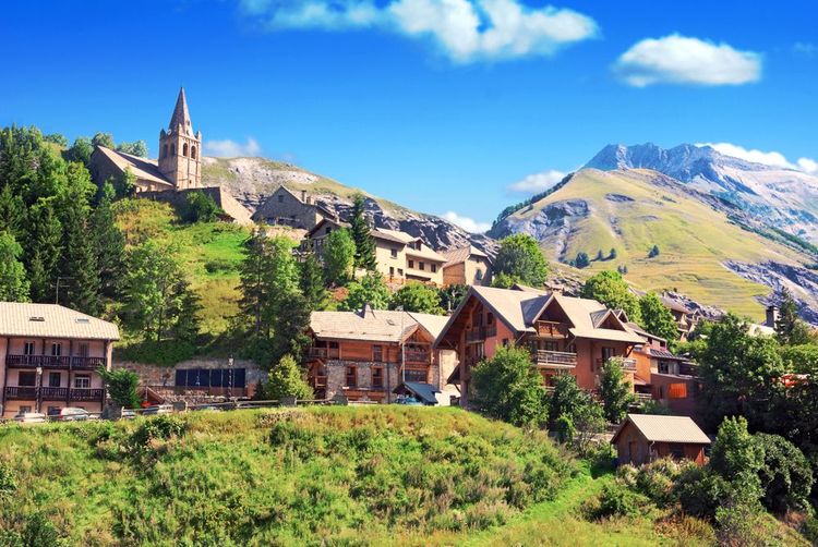 Le village des Alpes d'Huez en été.