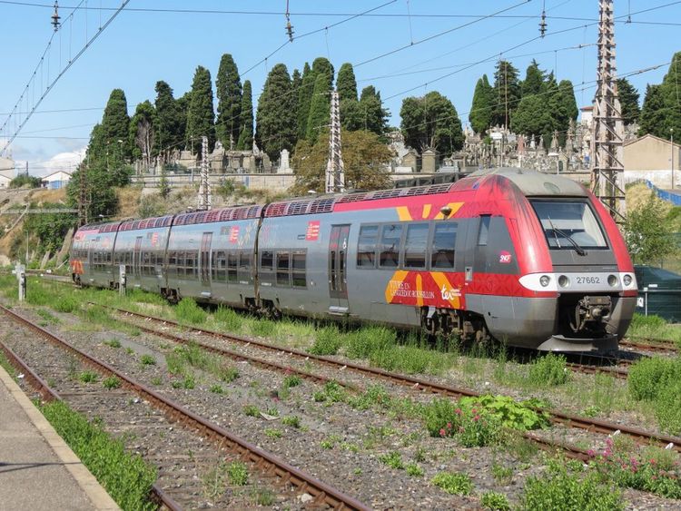 Un TER liO entre en gare.