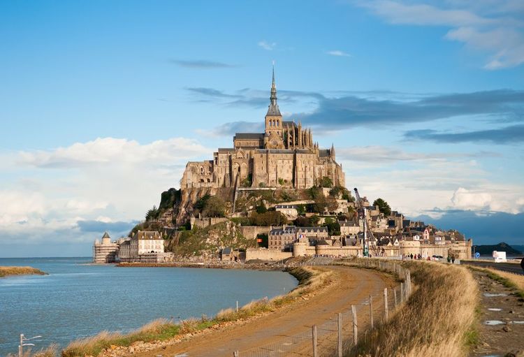 Le fameux mont Saint-Michel à marée haute