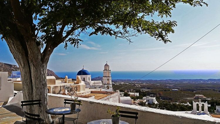 Pequeña plaza a los pies del kastro