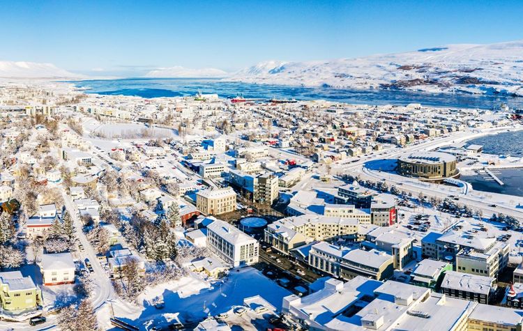 Akureyri se trouve dans un profond fjord, au nord de l'Islande