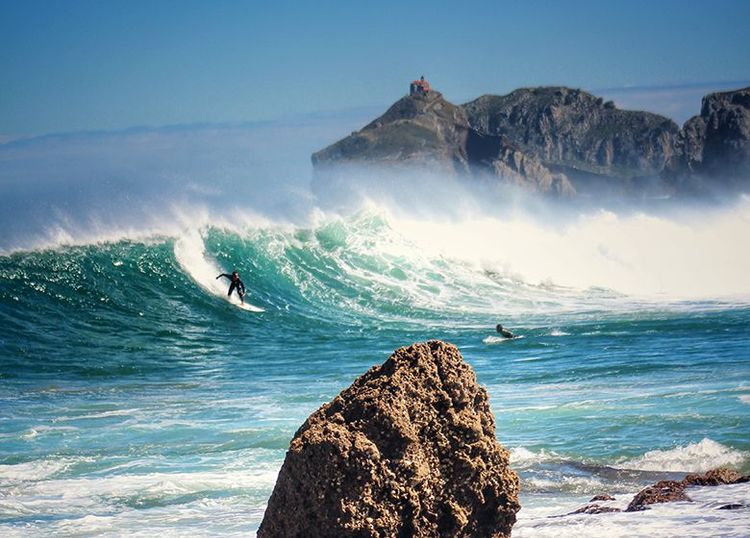 Surfeurs dans la petite baie de la plage de Bakio