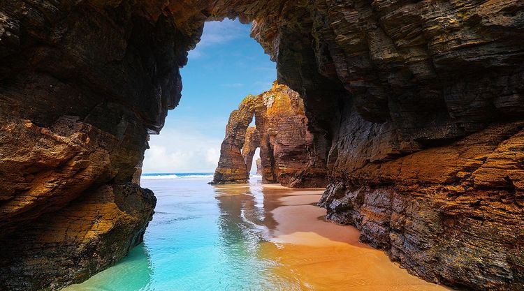 La playa de las catedrales en el norte de España.