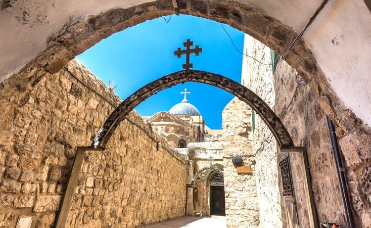 Via Dolorosa : la 9e station du chemin de croix à l'entrée du monastère copte Saint-Antoine, dans la vieille ville de Jérusalem-Est