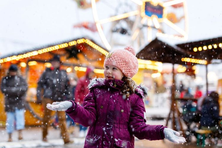 Petite fille sur un marché de Noël