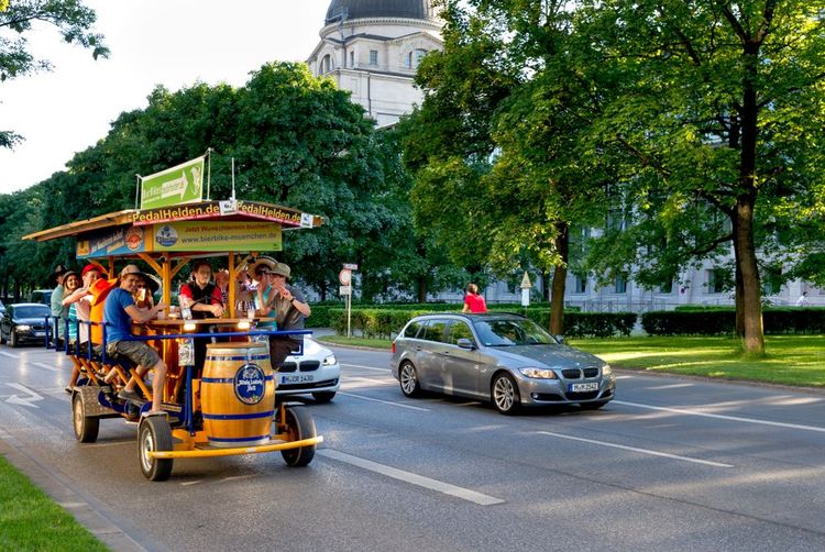 Una bicicleta cervecera en las calles de Múnich, Alemania