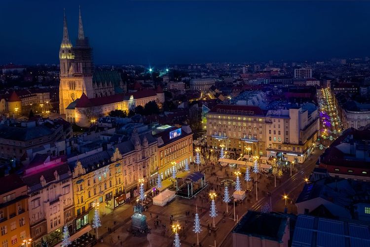 La place Ban Josip Jelači, Zagreb de nuit à Zagreb
