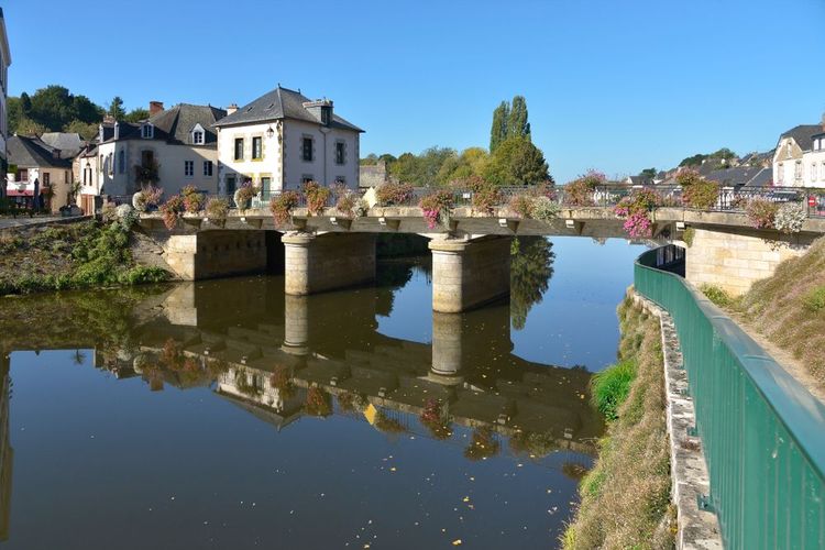 Rivière Oust, partie du canal Nantes à Brest, et pont fleuri à Josselin, commune du département du Morbihan en Bretagne,