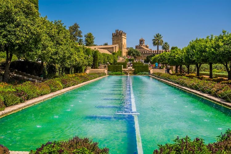 Les piscines ornementales scintillent sous les tours médiévales de Cordoue, Espagne