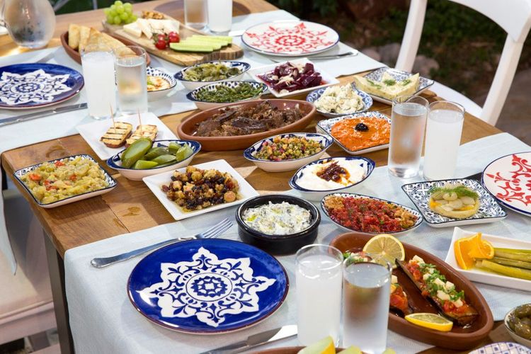 A table ! Les mezzés crétois sont servis