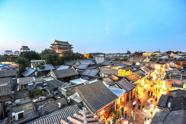 Vue plongeante à la nuit tombée sur le hutong de Dashilar